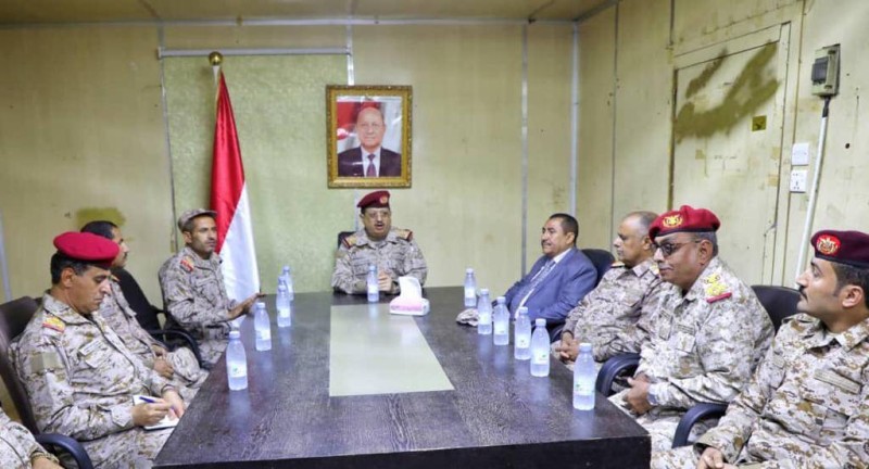 وزير الدفاع اليمني في اجتماع مع قيادات المنطقة الخامسة.