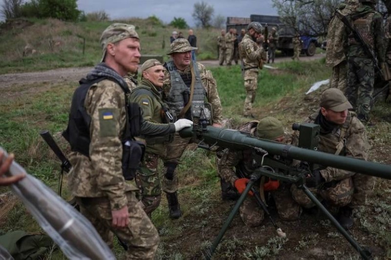 جنود أوكرانيون يشاركون في تدريب بمنطقة دنيبروبتروفسك.