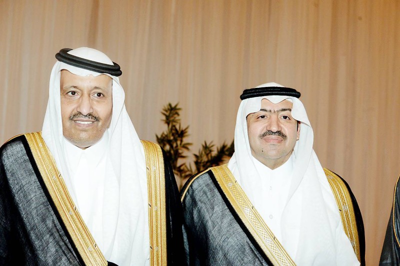 



الأمير سعد بن سعود ووالد العريس.