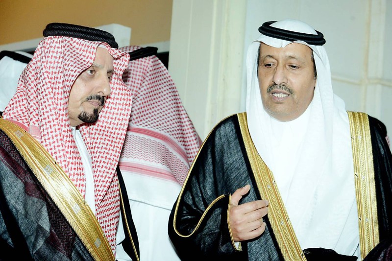 



الأمير فيصل بن خالد مهنئا والد العريس.