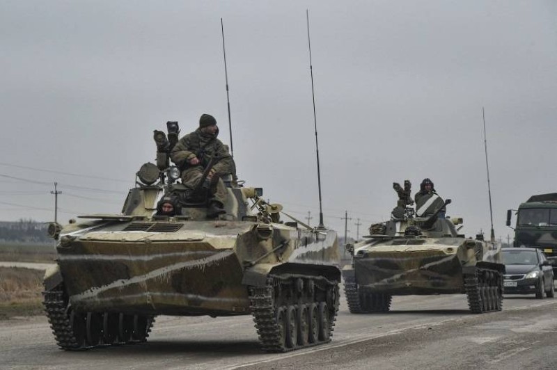 قوات روسية تتوجه نحو البر الرئيسي لأوكرانيا على الطريق بالقرب من أرميانسك.
