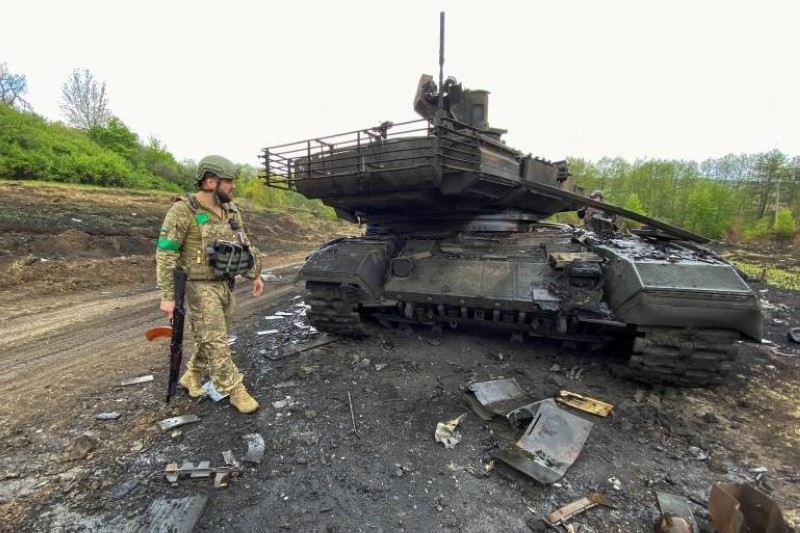 جندي أوكراني يتفقد دبابة روسية مدمرة في خاركيف
