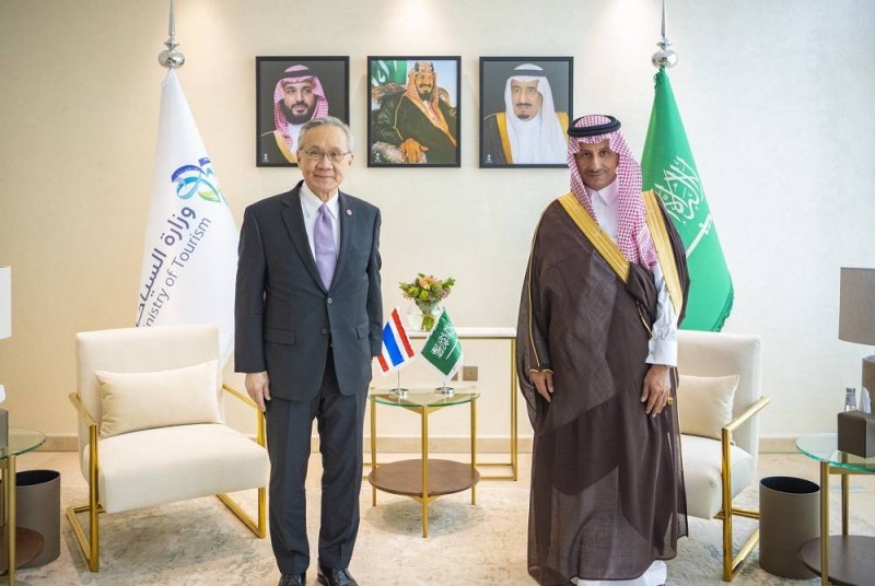 وزير السياحة السعودي ملتقيا نائب رئيس الوزراء ووزير الخارجية التايلندي 