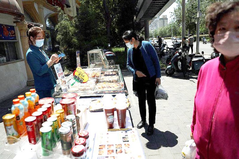 



صينيتان تتفقدان «بسطة» للوجبات أمام أحد المطاعم الممنوعة من إدخال زبائنها في بكين. (وكالات)