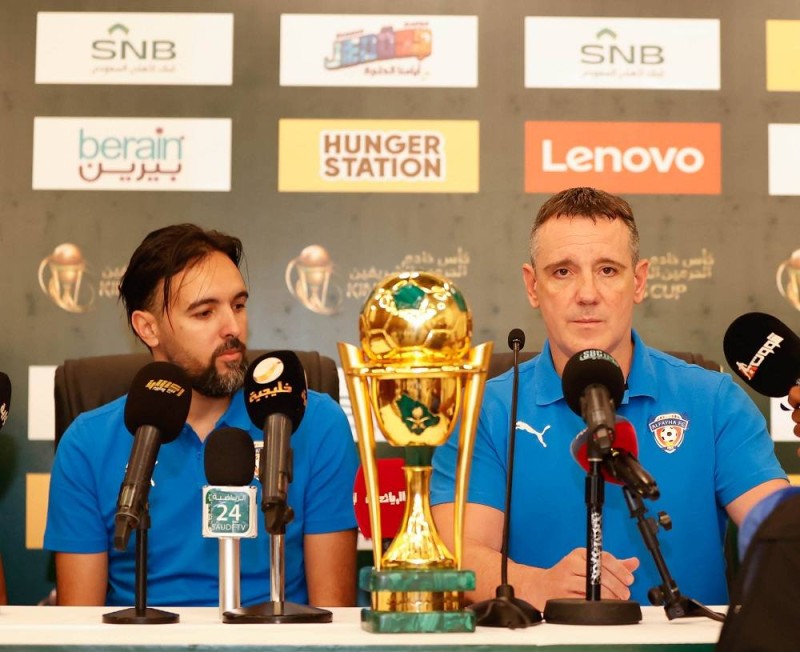 مدرب الفيحاء رازوفيتش واللاعب حسين الشويش في المؤتمر الصحفي (تصوير: مروان محمد mero_mmd@)
