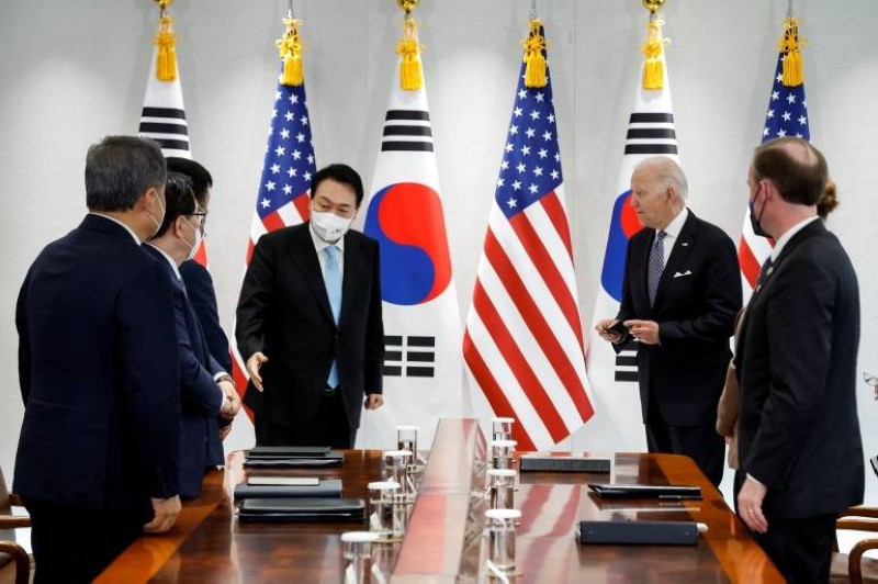 بايدن يلتقي الرئيس يون سوك يول ومسؤولين كوريين جنوبيين.