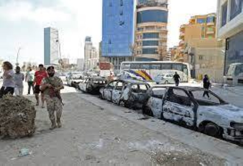 سيارات محترقة إثر مواجهات في طرابلس.