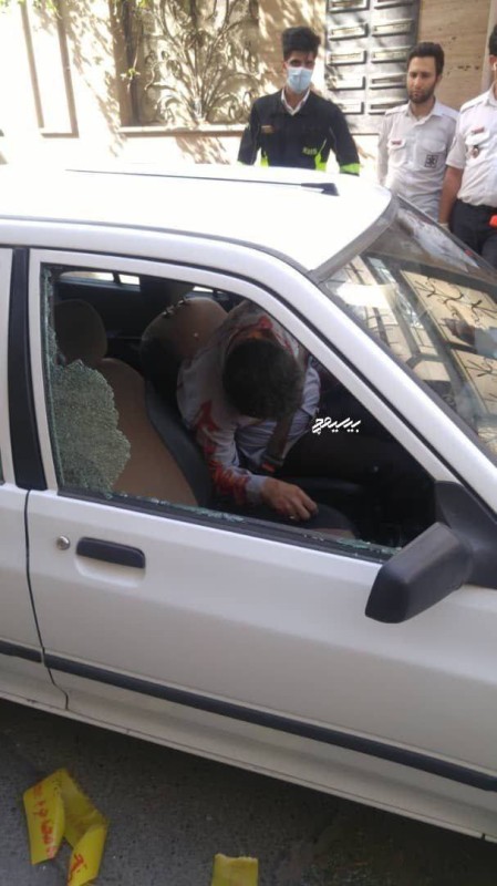 الضباط الإيراني قتيلاً  داخل سيارته