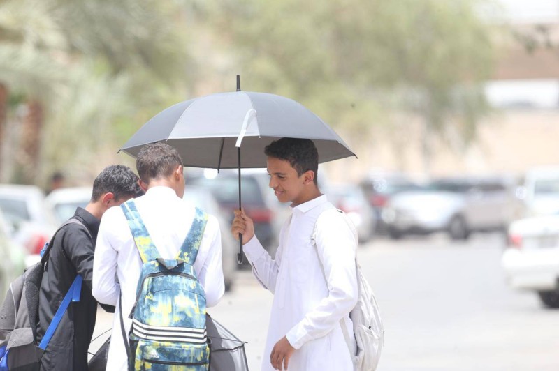 



     طلاب في احدى مدارس جدة يحتمون بمظلة شمس .(تصوير: مديني عسيري)