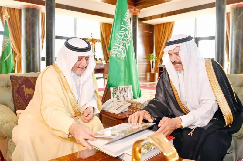 



الأمير فهد بن سلطان يطلع على أعمال هيئة الصحفيين السعوديين. (واس)