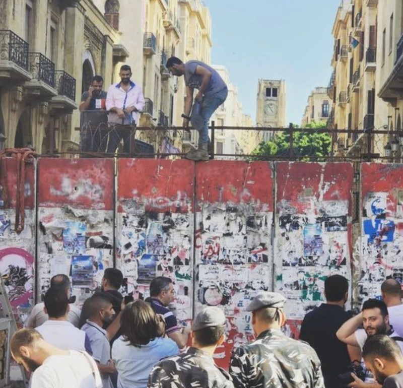  إزالة الجدار الأسمنتي حول مبنى البرلمان اللبناني.
