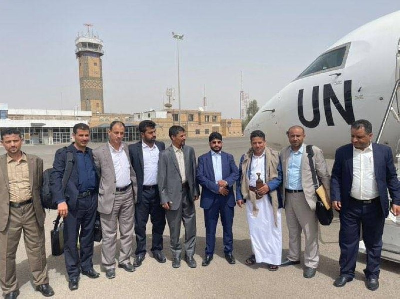 أبو علي الحاكم يتوسط فريق المليشيا الحوثية قبيل صعودهم إلى الطائرة للتوجه إلى الأردن.