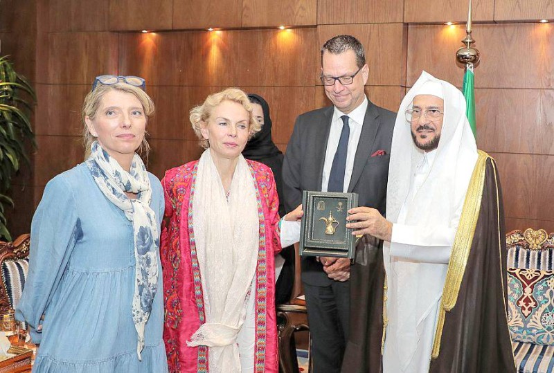 



وزير الشؤون الإسلامية يستقبل أمس في مكتبه بالرياض، المبعوث الخاص بوزارة الخارجية السويدية السفيرة أولريكا ساندبرغ.