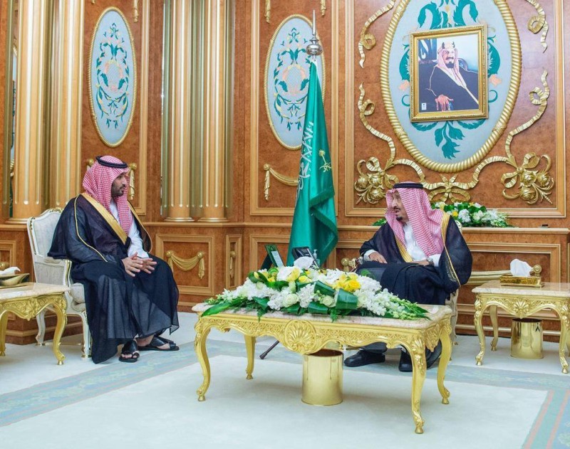 خادم الحرمين الشريفين وولي العهد أثناء أداء الأمير سعود بن عبدالرحمن للقسم (بندر الجلعود)