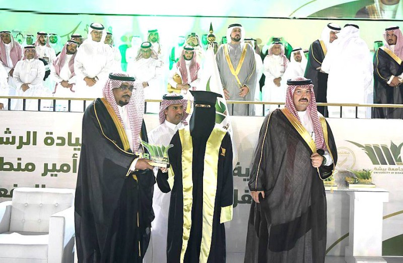 



أمير عسير يكرم طالبة حاصلة على مركز متقدم على مستوى الجامعات السعودية. (واس)