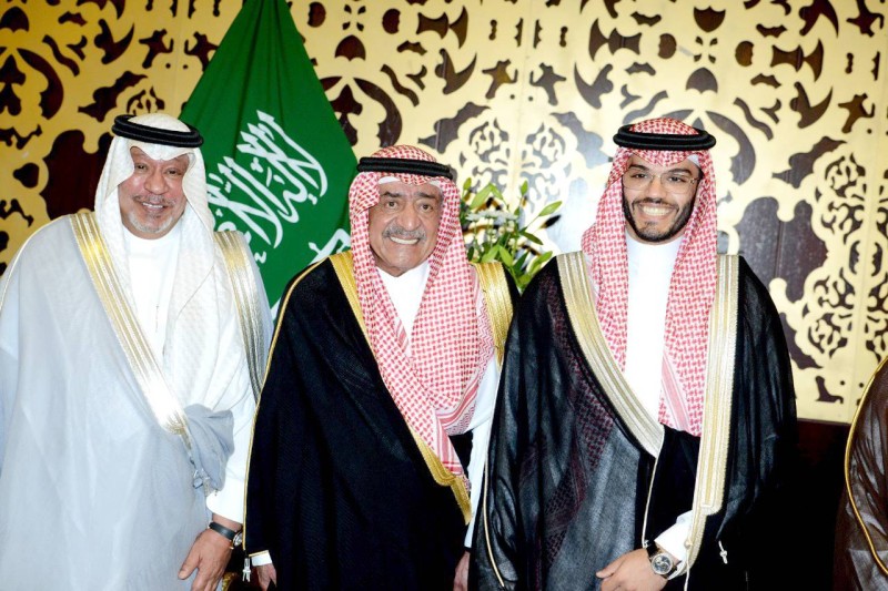 



الأمير مقرن بن عبدالعزيز متوسطاً العريس ووالده.