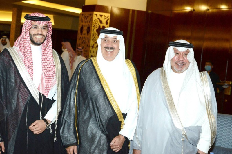 



الأمير متعب بن عبدالله بين الأمير سلمان بن سعود ونجله عبدالعزيز.