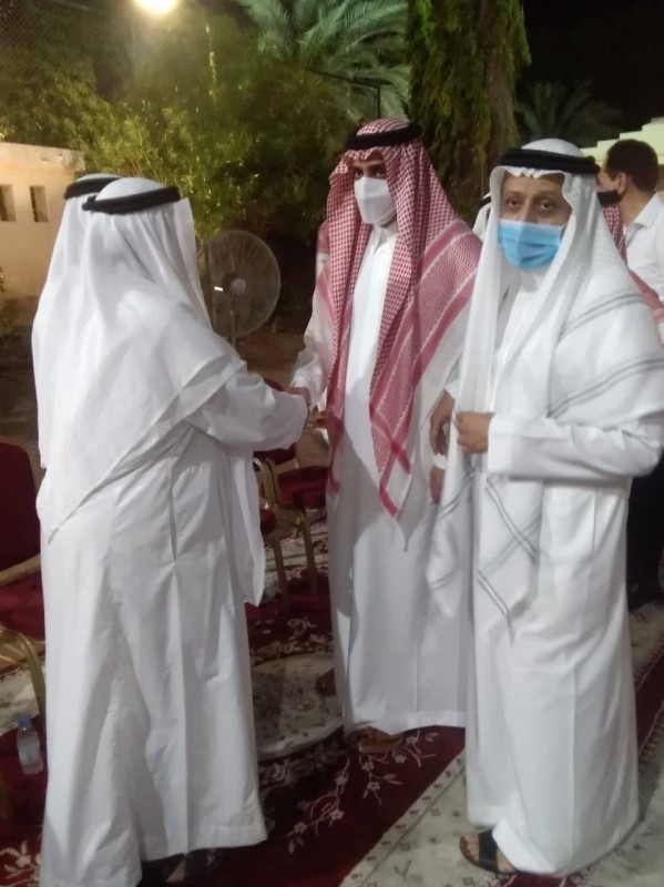 الأمير نايف بن عبدالله  بن عبدالرحمن مقدما واجب العزاء.