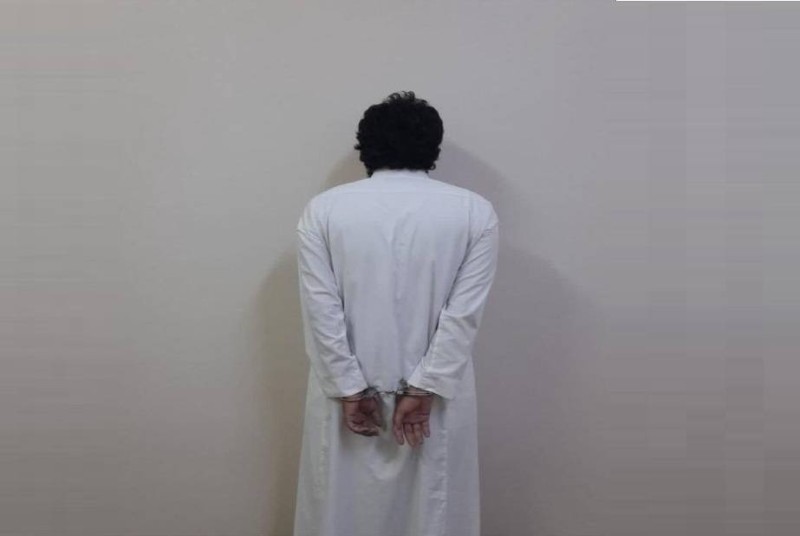 المواطن المعتدي بعد القبض عليه (الأمن العام)