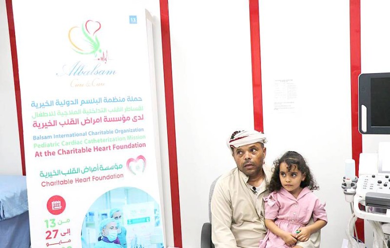 



الطفلة اليمنية برفقة والدها بعد إجراء العملية الجراحية التي تكللت بالنجاح. (واس)