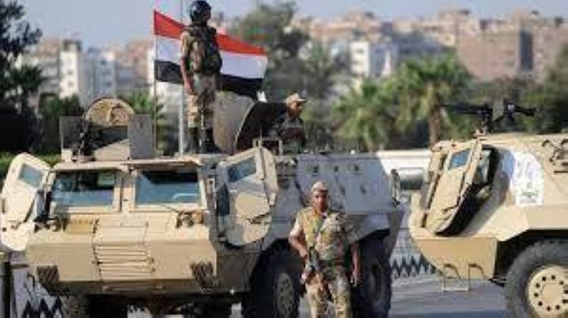 قوات مصرية تطارد الإرهابيين في سيناء.