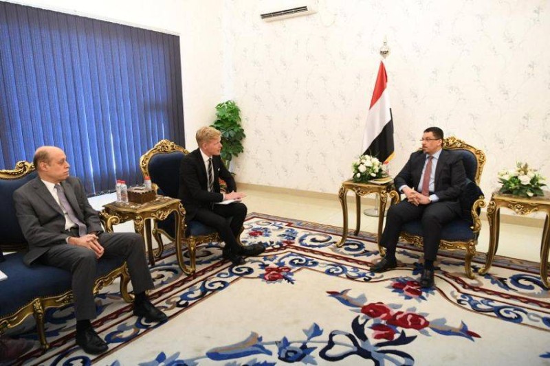 وزير الخارجية اليمني مع المبعوث الأممي.
