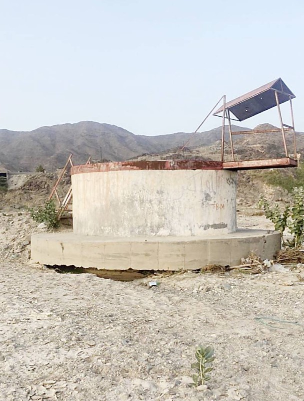 



مشروع مياه تعثر إنشاؤه منذ سنوات في قرية آل الرومي.