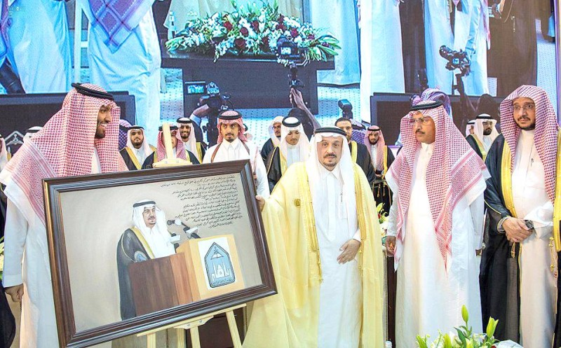 



أمير الرياض يتسلم هدية تذكارية من الجامعة. (واس)