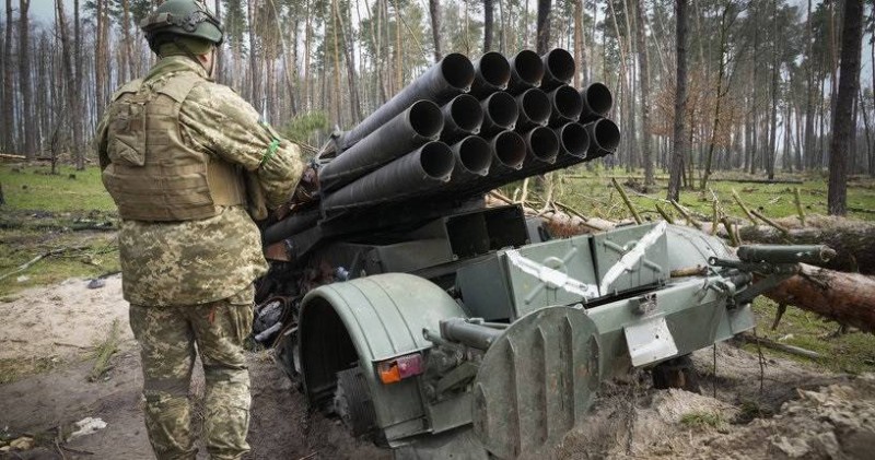 جندي يطلع على نظام الصواريخ الروسية المتعددة في قرية بيريزيفكا بأوكرانيا بعد انسحاب القوات الروسية منها.