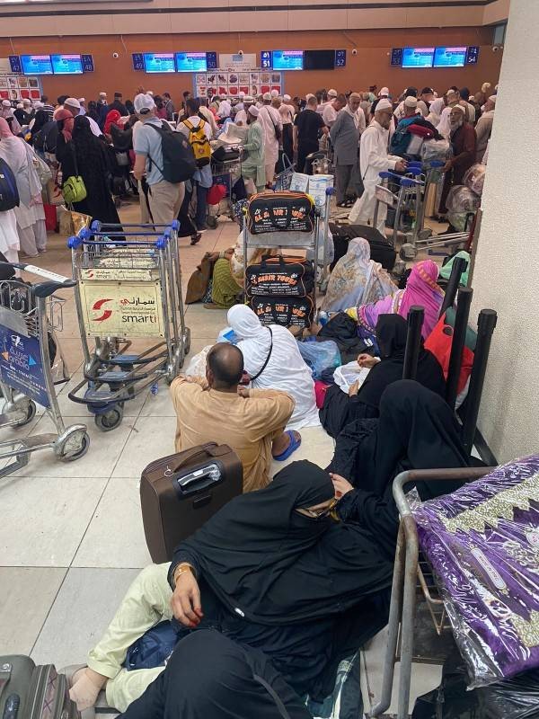 تكدس المسافرين في الصالة الدولية بمطار جدة (عكاظ)