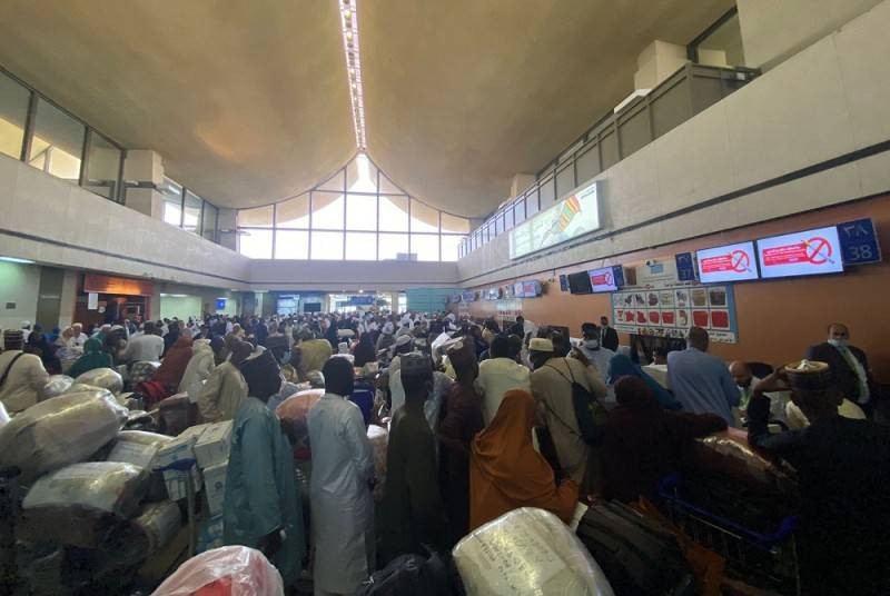 تكدس المسافرين في الصالة الدولية بمطار جدة (عكاظ)