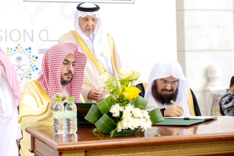 



أمير مكة يشهد توقيع إحدى الاتفاقيات. (موقع الإمارة)