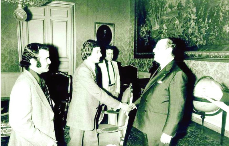 



الحارثي مع رئيس وزراء فرنسا السابق ريمون بار.