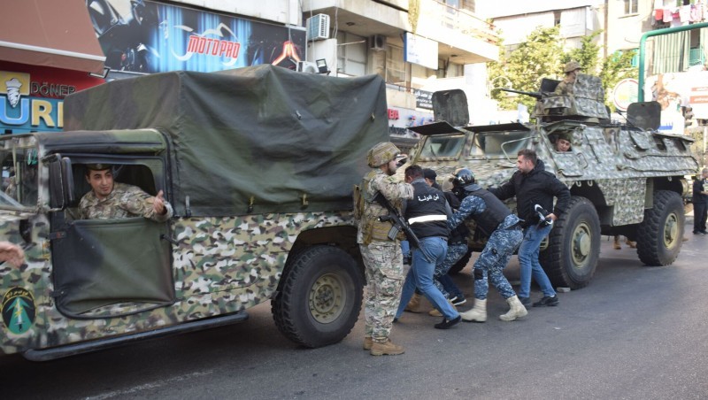 قوات من الجيش اللبناني خلال مداهمة في بعلبك