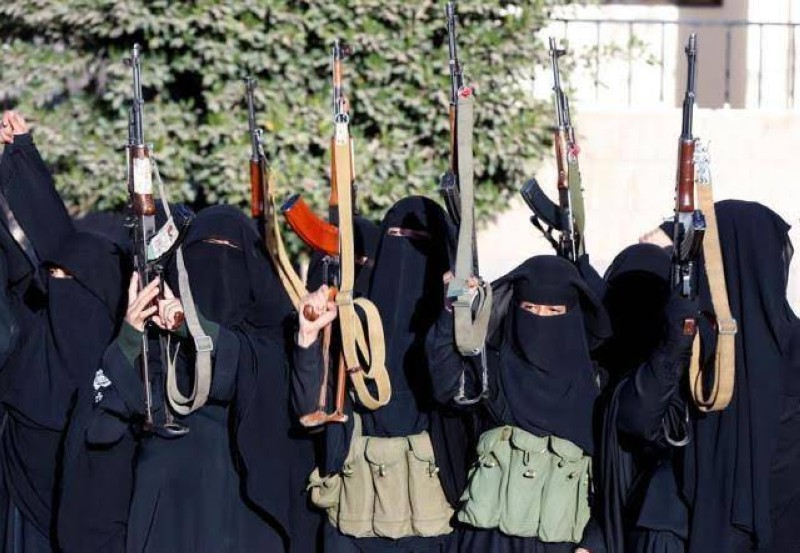 مسلحات ضمن كتائب الحوثي النسائية .