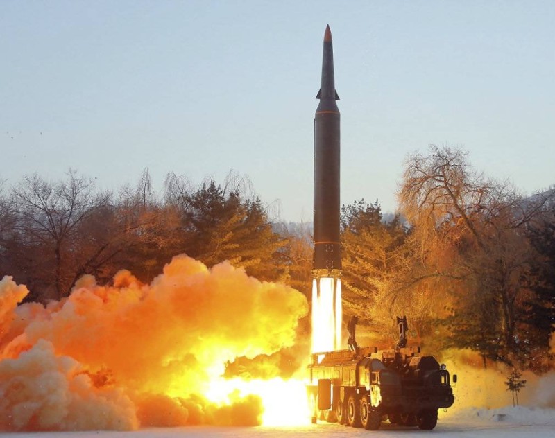 اطلاق كوريا الشمالية صواريخ