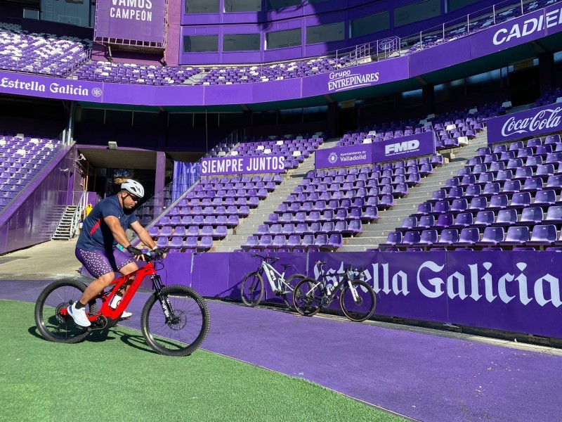 الأسطورة رونالدو يغادر ملعب نويبو خوسيه زورييا على الدراجة متوجهاً إلى كامينو دي سانتياغو.
