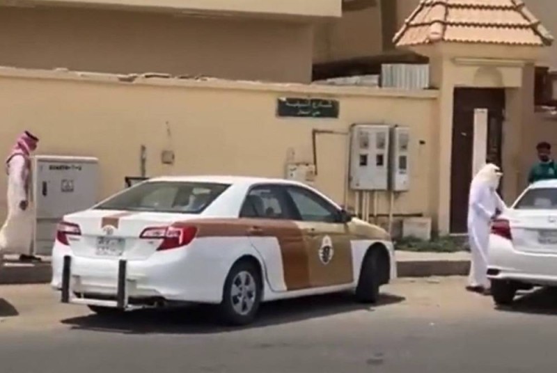 لقطة من الفيديو المتداول تظهر فيها مركبة أمنية أمام المنزل