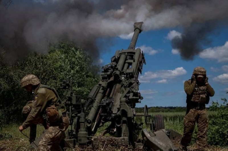 جنود أوكرانيون يقصفون بالمدفعية مواقع السلطات الانفصالية في دونيتسك.