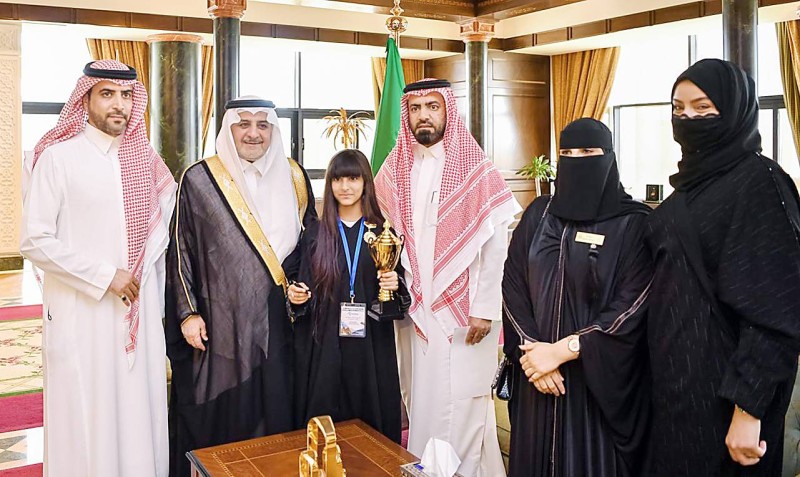 



الأمير فهد بن سلطان خلال تكريمه الطالبة اعتزاز في مكتبه أمس. (عكاظ)