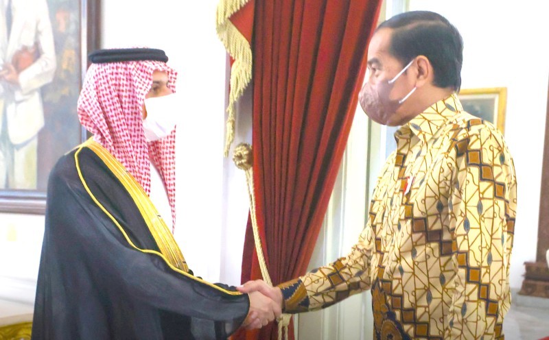



الرئيس الإندونيسي مستقبلاً الأمير فيصل بن فرحان. (واس)