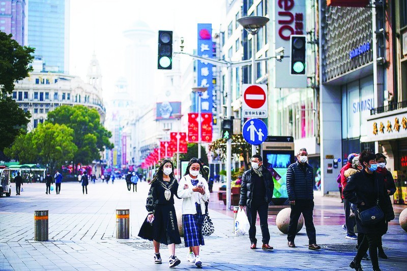 



صينيون يرتدون الكمامات في منطقة تجارية في شنغهاي. (وكالات)