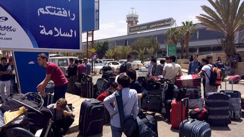 مسافرون في مطار صنعاء.