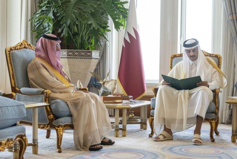 أمير قطر متسلما رسالة خادم الحرمين الشريفين