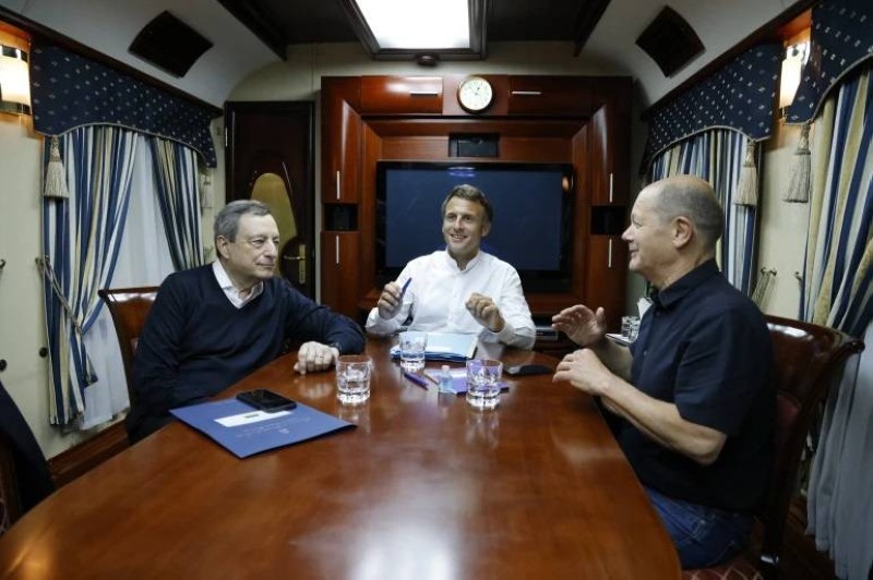 المستشار الألماني (يمين) والرئيس الفرنسي (وسط) ورئيس وزراء إيطاليا داخل قطار في طريقهم من بولندا إلى أوكرانيا
