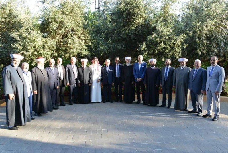 صورة جماعية للسفير بخاري ومفتي لبنان والسنيورة ورؤساء الجمعيات الإسلامية