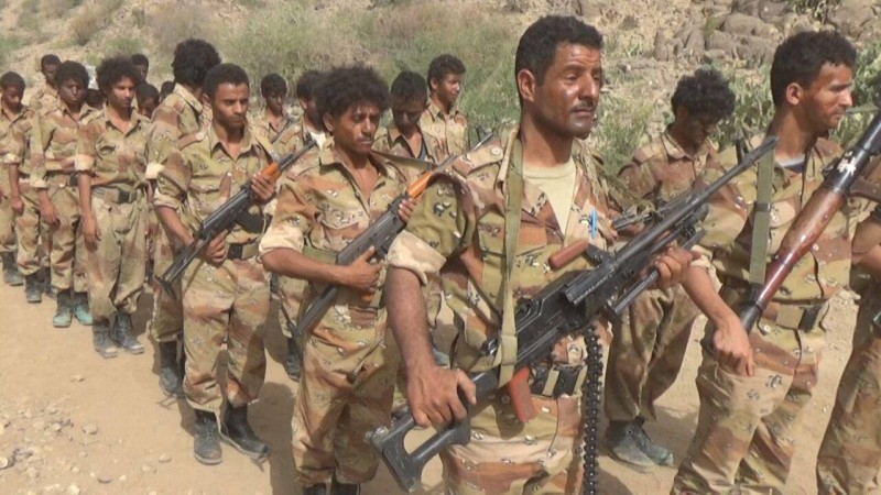 مسلحون حوثيون يتدربون بينهم أطفال