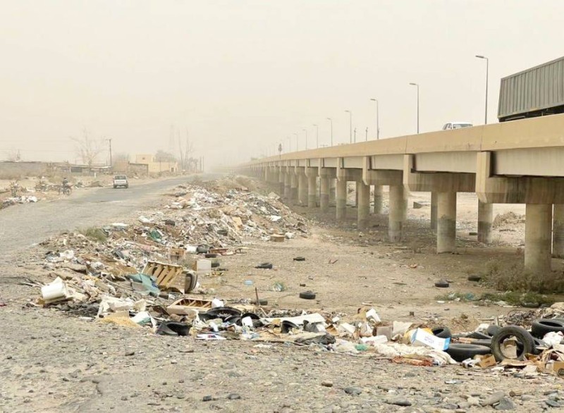 



النفايات والمخلفات المنتشرة باتت تهدد بيئة الوادي بالدمار.