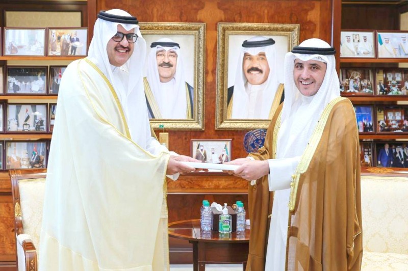 



وزير الخارجية الكويتي خلال تسلمه الرسالة من السفير الأمير سلطان بن سعد.