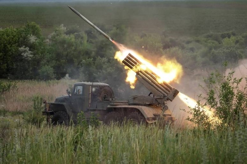 الجيش الأوكراني يستهدف مواقع روسية قرب مدينة باخموت في دونيتسك.